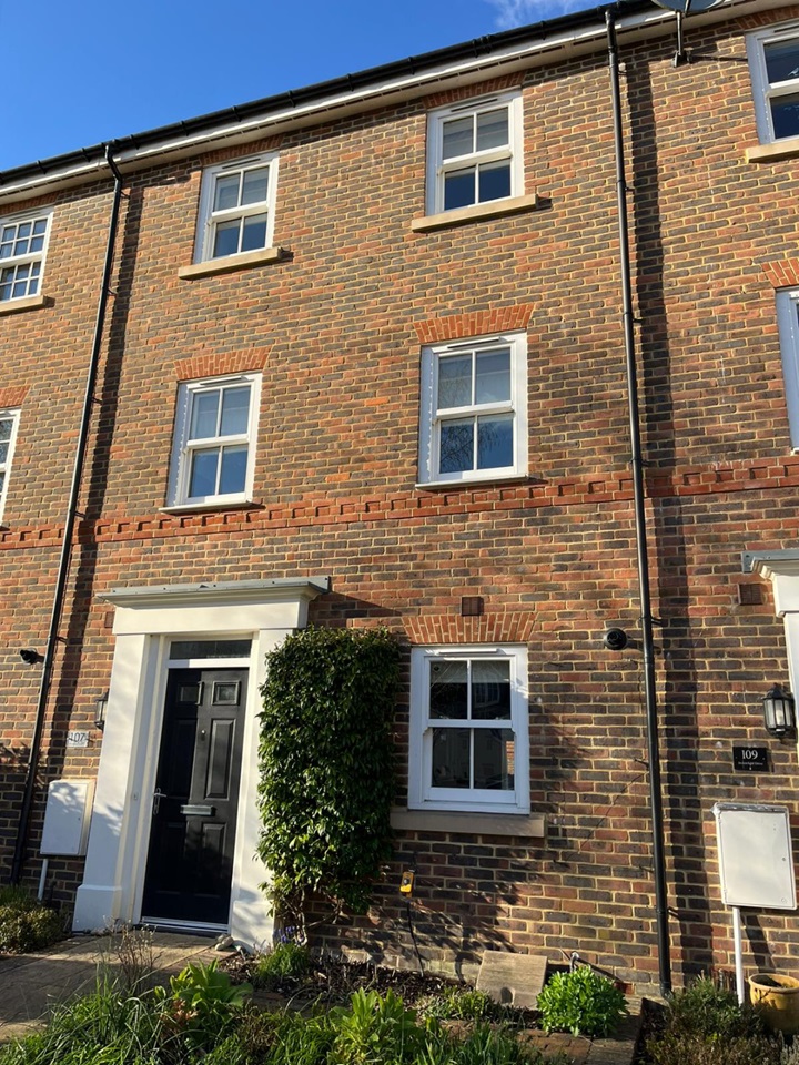 Horley 5 Bed Terraced House, Brookfield Drive, RH6 To Rent Now for