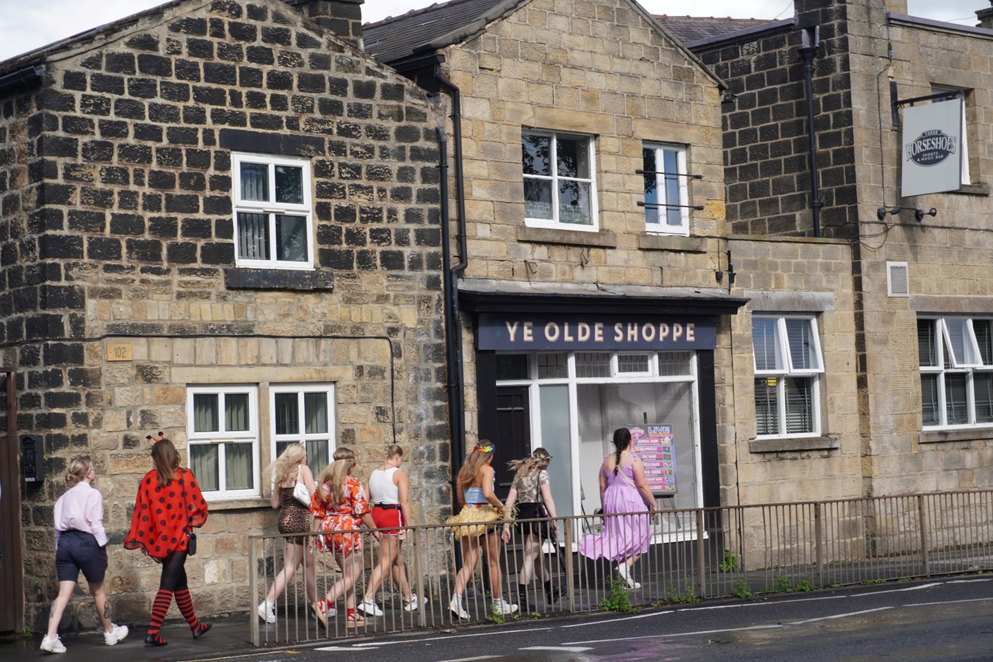 Leeds 2 Bed Flat, Otley Road, LS16 To Rent Now for £2,400.00 p/m