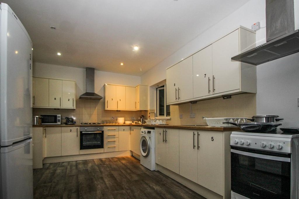 Barking Room in a Shared House, Westminster Gardens, IG11 To Rent