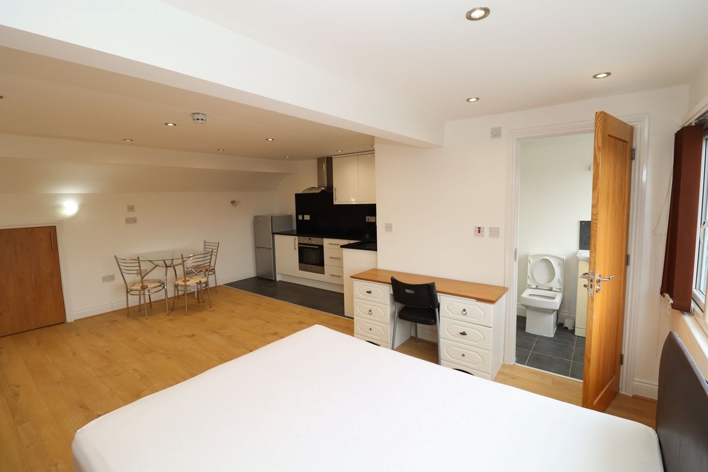 London Studio Flat, Tavistock Road, E15 To Rent Now for £1,600.00 p/m