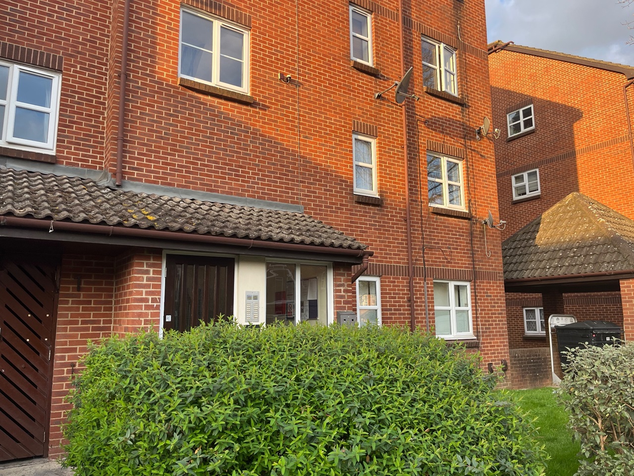 West Drayton Studio Flat, Yiewsley, UB7 To Rent Now for £850.00 p/m