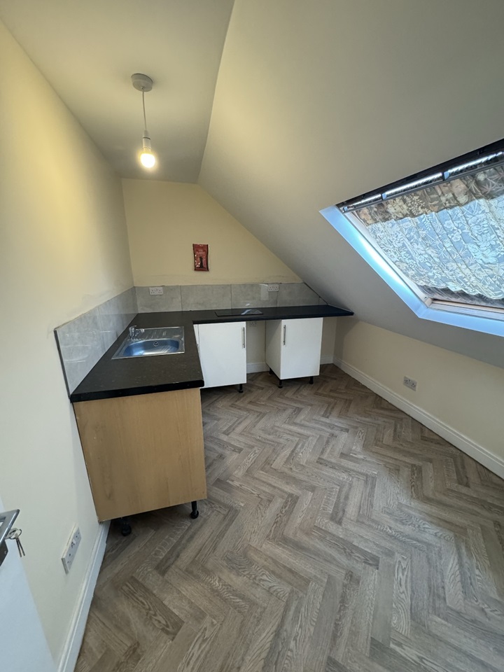 Surbiton Studio Flat, Tolworth Rise North, KT5 To Rent Now for £
