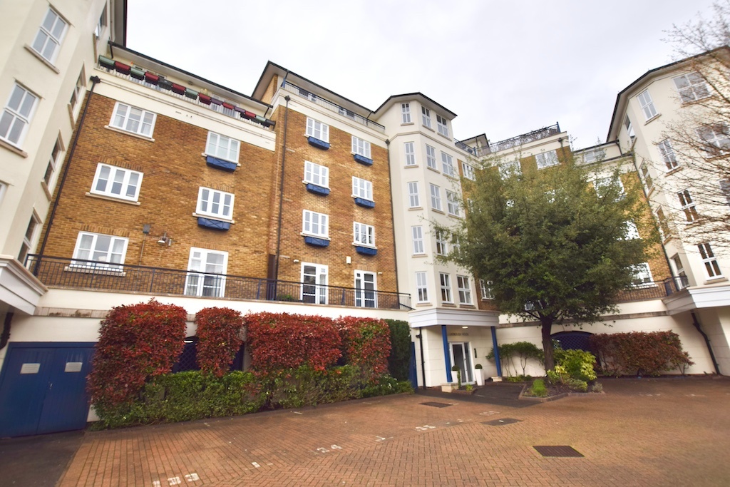 London 2 Bed Flat, Gainsborough House, E14 To Rent Now for £2,750.