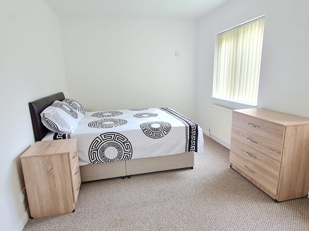 StainesUponThames Room in a Shared House, Chertsey Lane, TW18 To