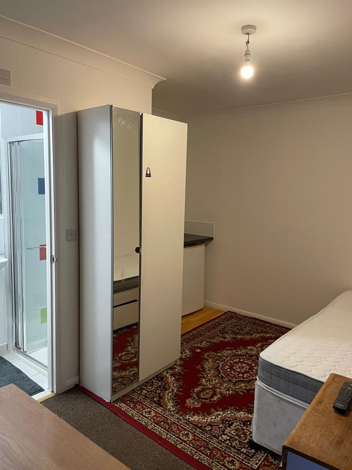 Feltham Room in a Shared House, Saxon Avenue, TW13 To Rent Now for