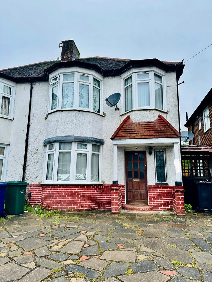 Edgware Room in a Shared House, Fernhurst Gardens, HA8 To Rent Now