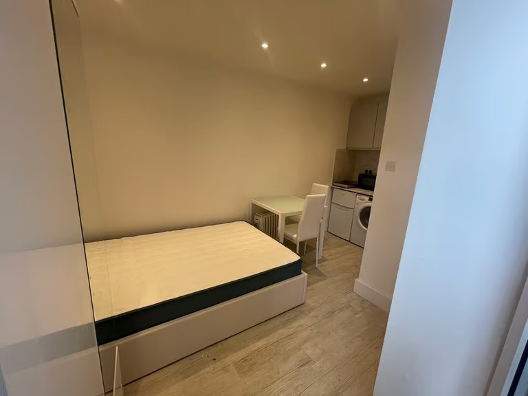 Gants Hill Studio Flat, Sunnymede Drive, IG6 To Rent Now for £1,150