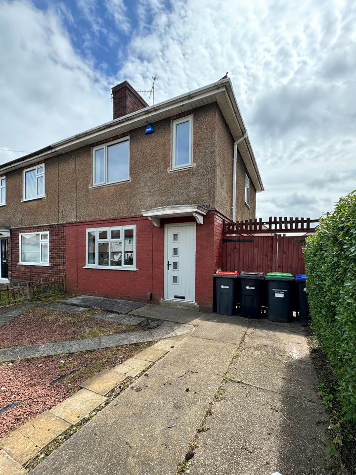 KirkbyInAshfield, Nottingham 3 Bed SemiDetached House, Banks