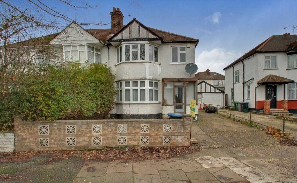 London 3 Bed Detached House, Gladstone Park Gardens, NW2 To Rent