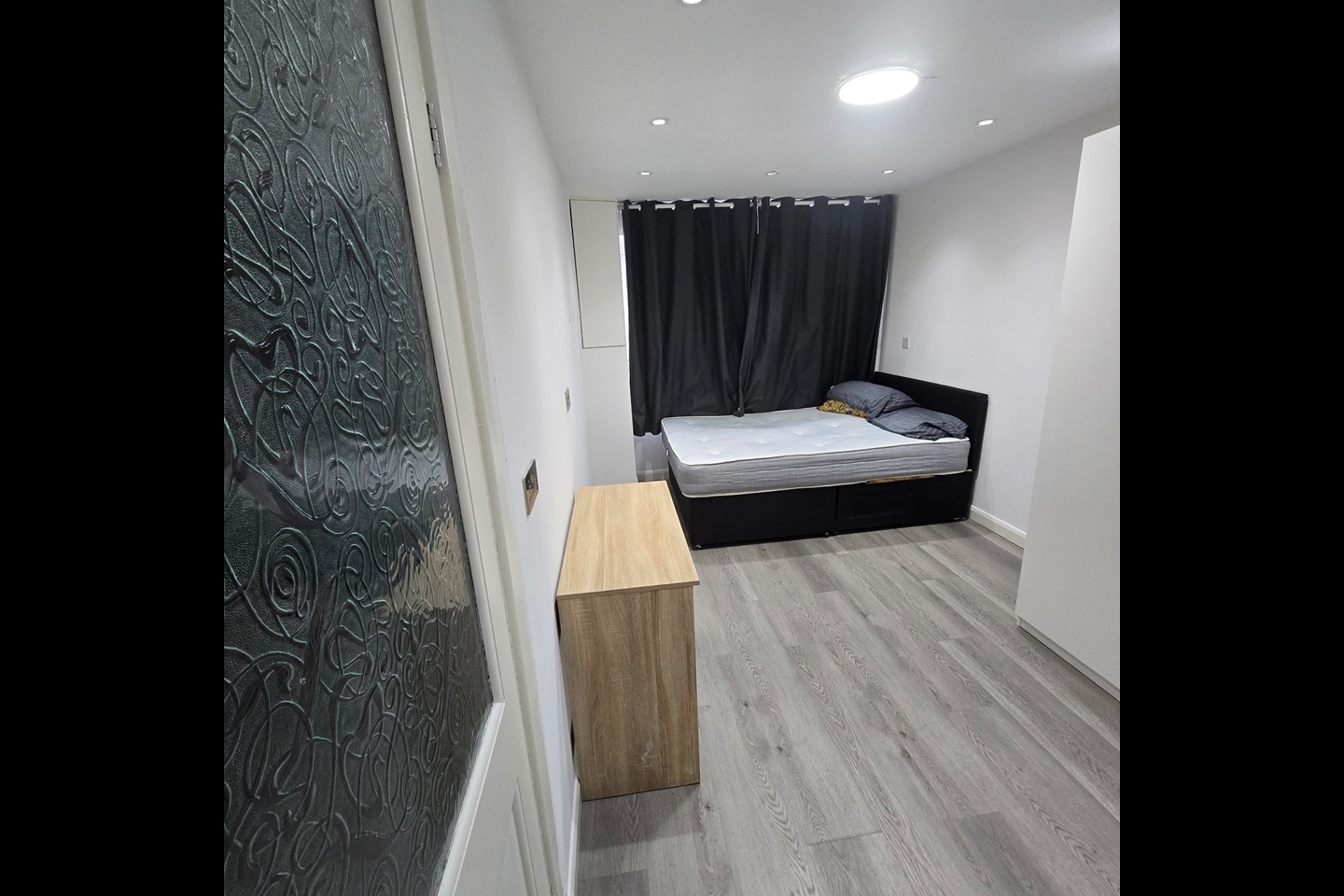 Ilford - Room in a Shared House, Ilford, IG6 - To Rent Now for £600.00 p/m