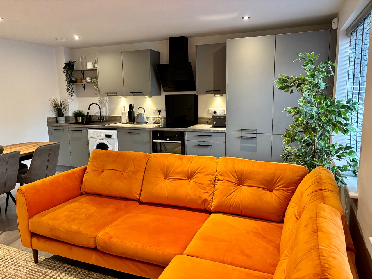 2 Bed Flat, West End Court, LS11