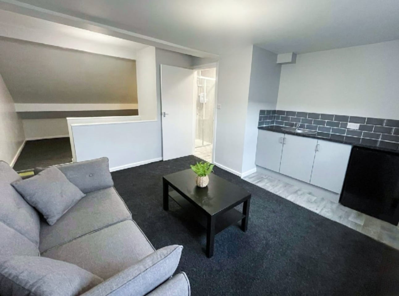 Studio Flat, Whitehall Road, LS12