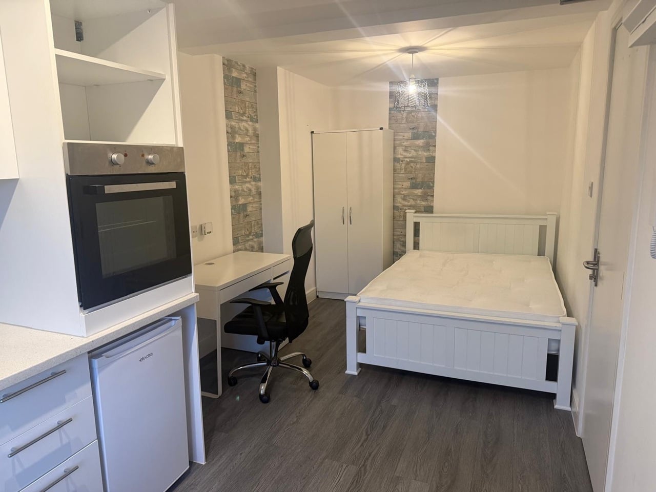 Studio Flat, Camberwell Road, SE5