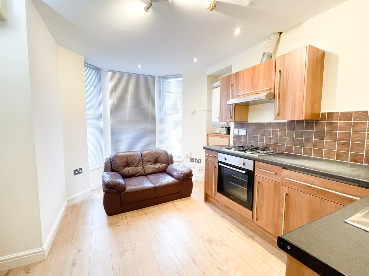 1 Bed Flat, Mackintosh Place, CF24