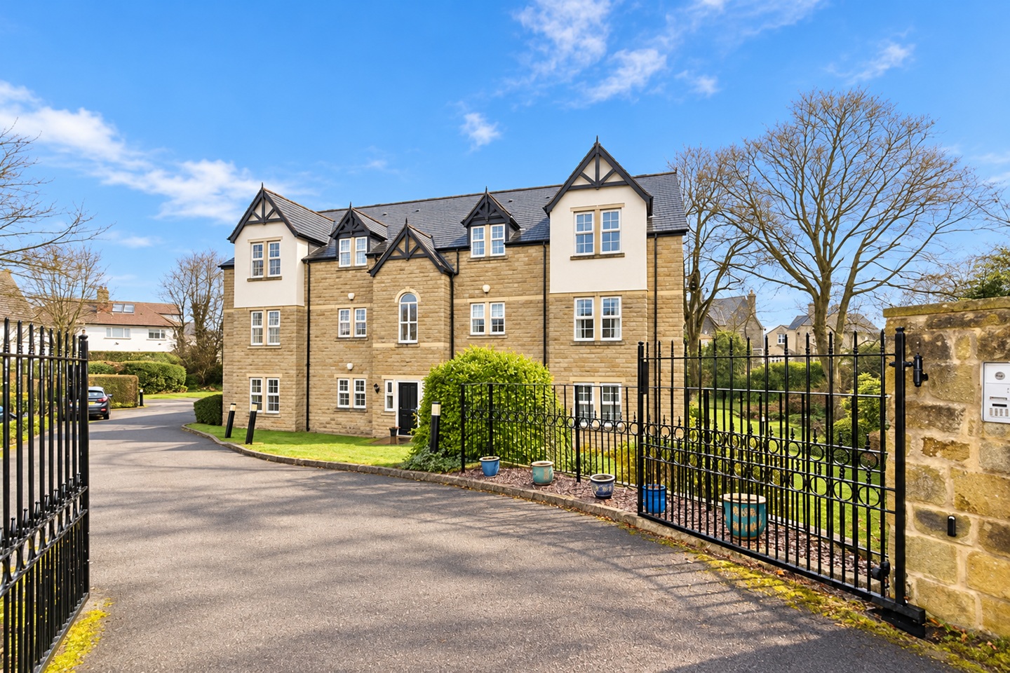 2 Bed Flat, West Park Crescent, LS8