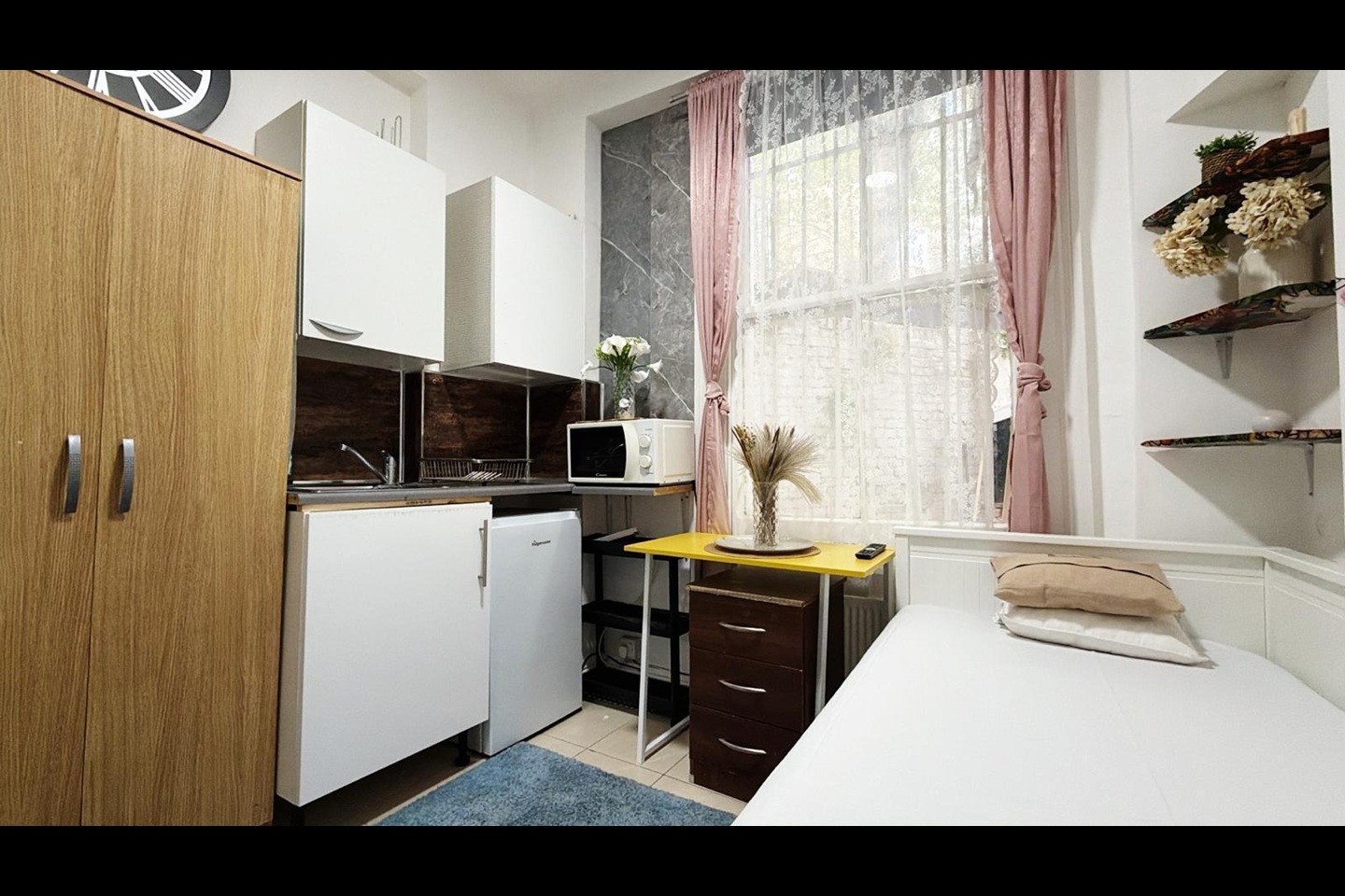 Bedsit, Knaresborough Place, SW5
