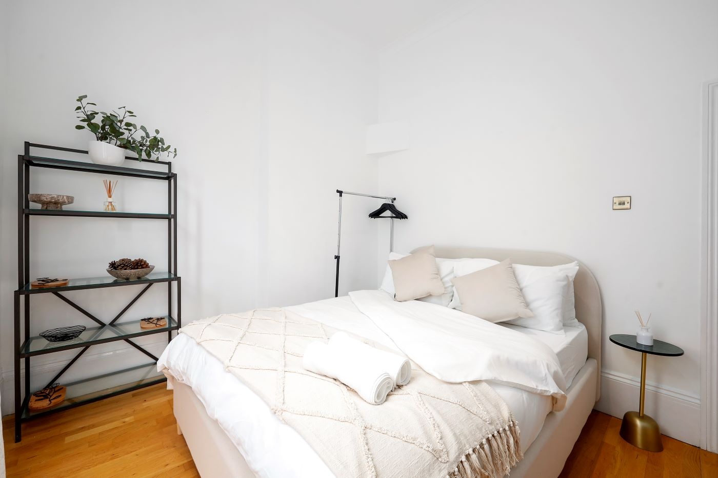 1 Bed Flat, Cheniston Gardens, W8