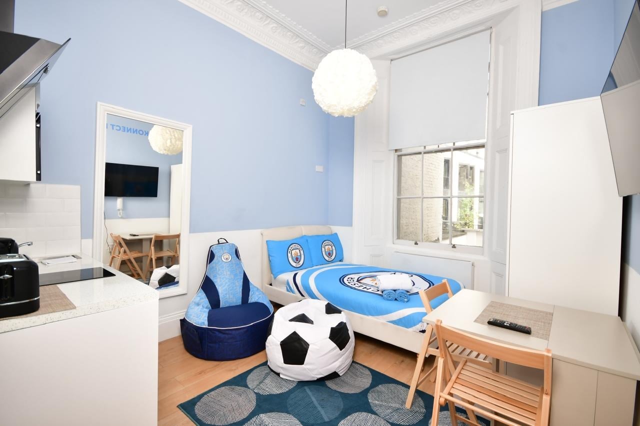 Studio Flat, Kensington Gardens Square, W2