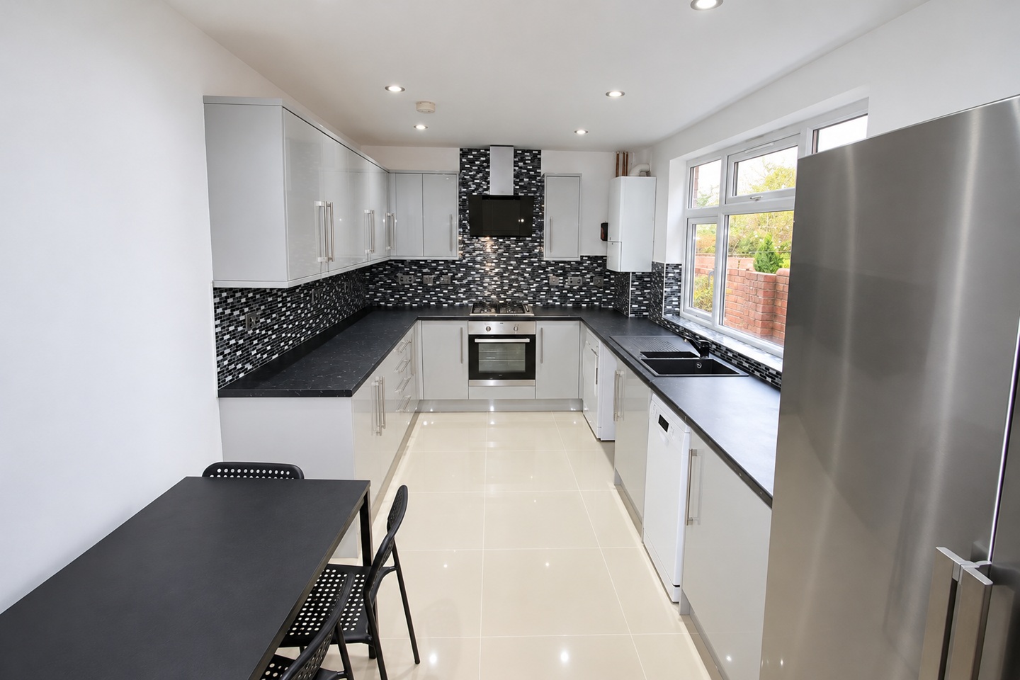 6 Bed Terraced House, Grange Avenue, RG6