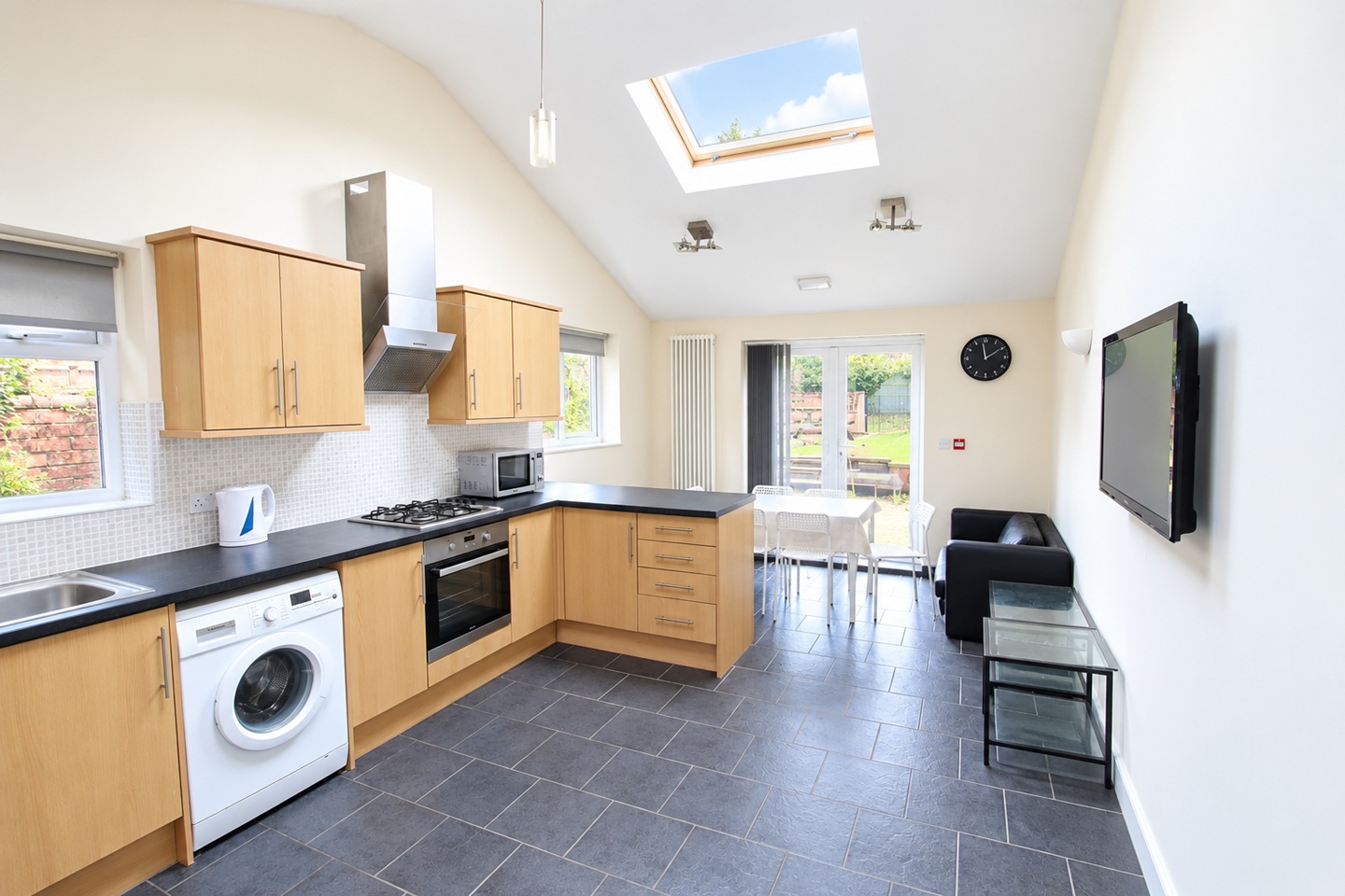 6 Bed Semi-Detached House, Culver Road, RG6