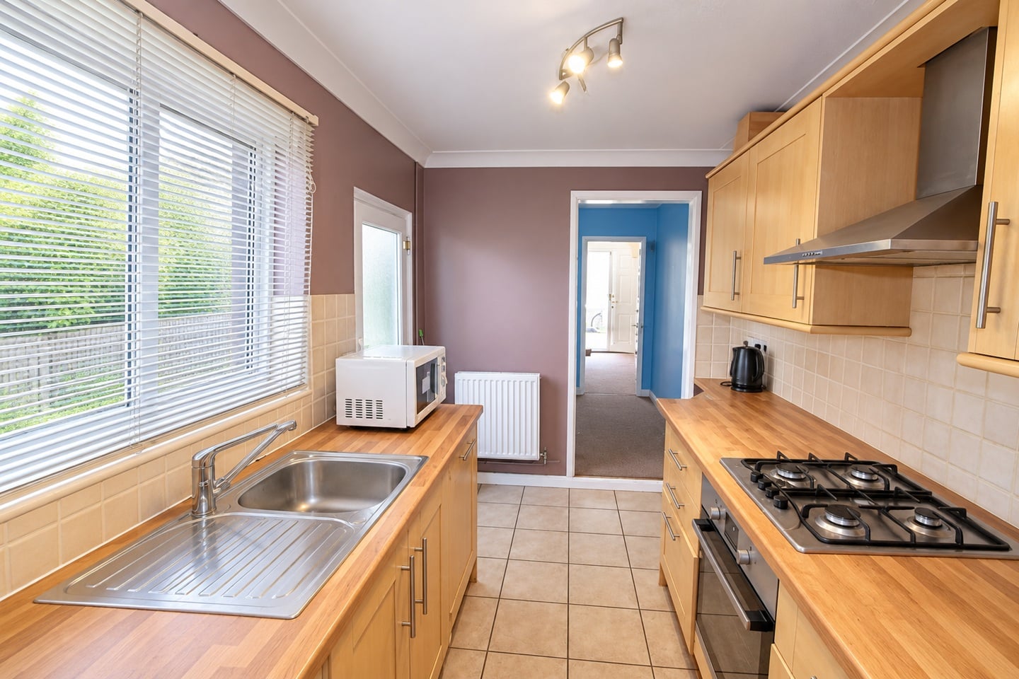 3 Bed Terraced House, Brighton Road, RG6