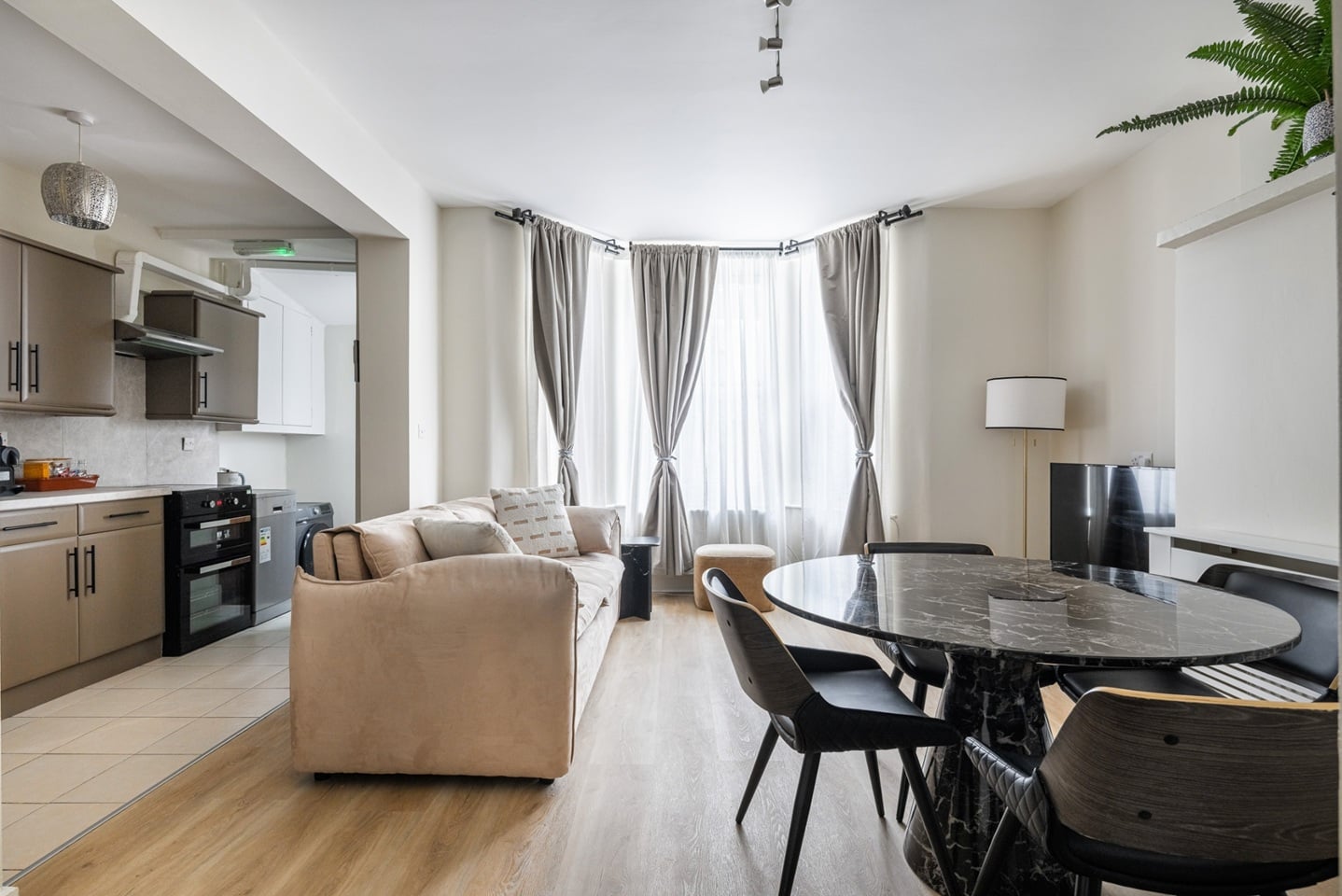 2 Bed Flat, Cheniston Gardens, W8