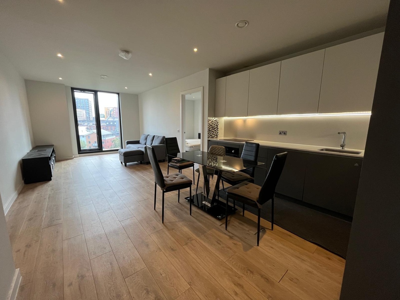 2 Bed Flat, Aspin Lane, M4
