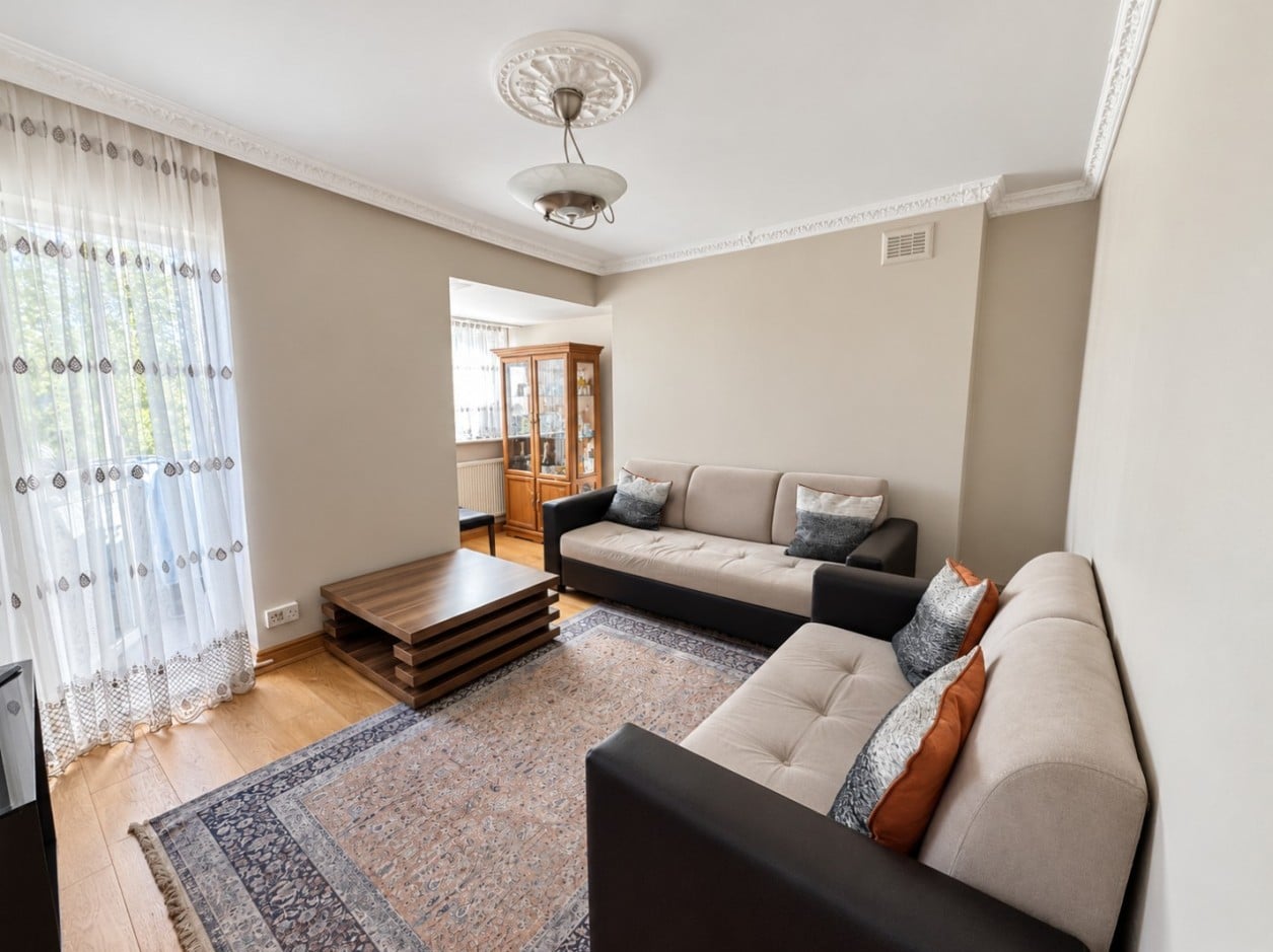 3 Bed Flat, Orme House, E8