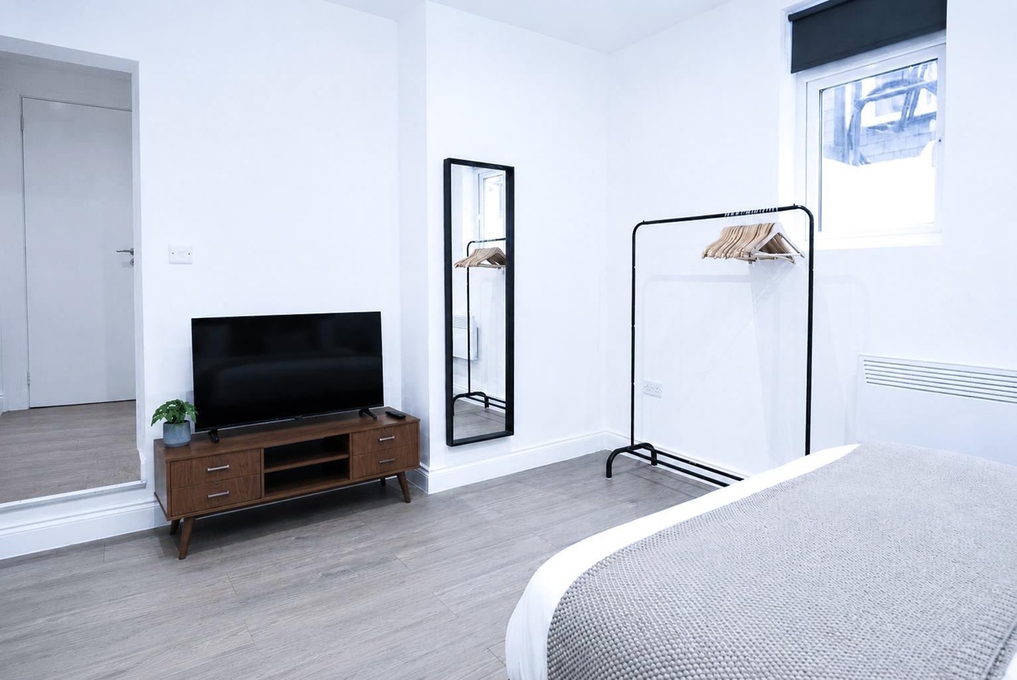 Studio Flat, Kingsland Road, E8