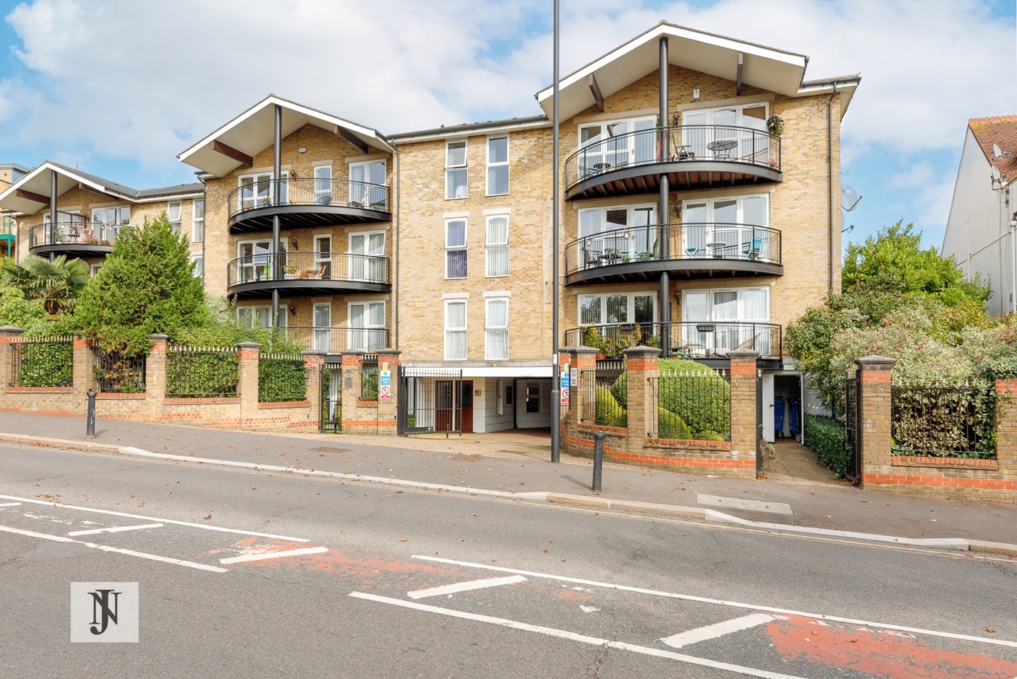 London 2 Bed Flat, Palmers Green, N13 To Rent Now for £2,100.00 p/m