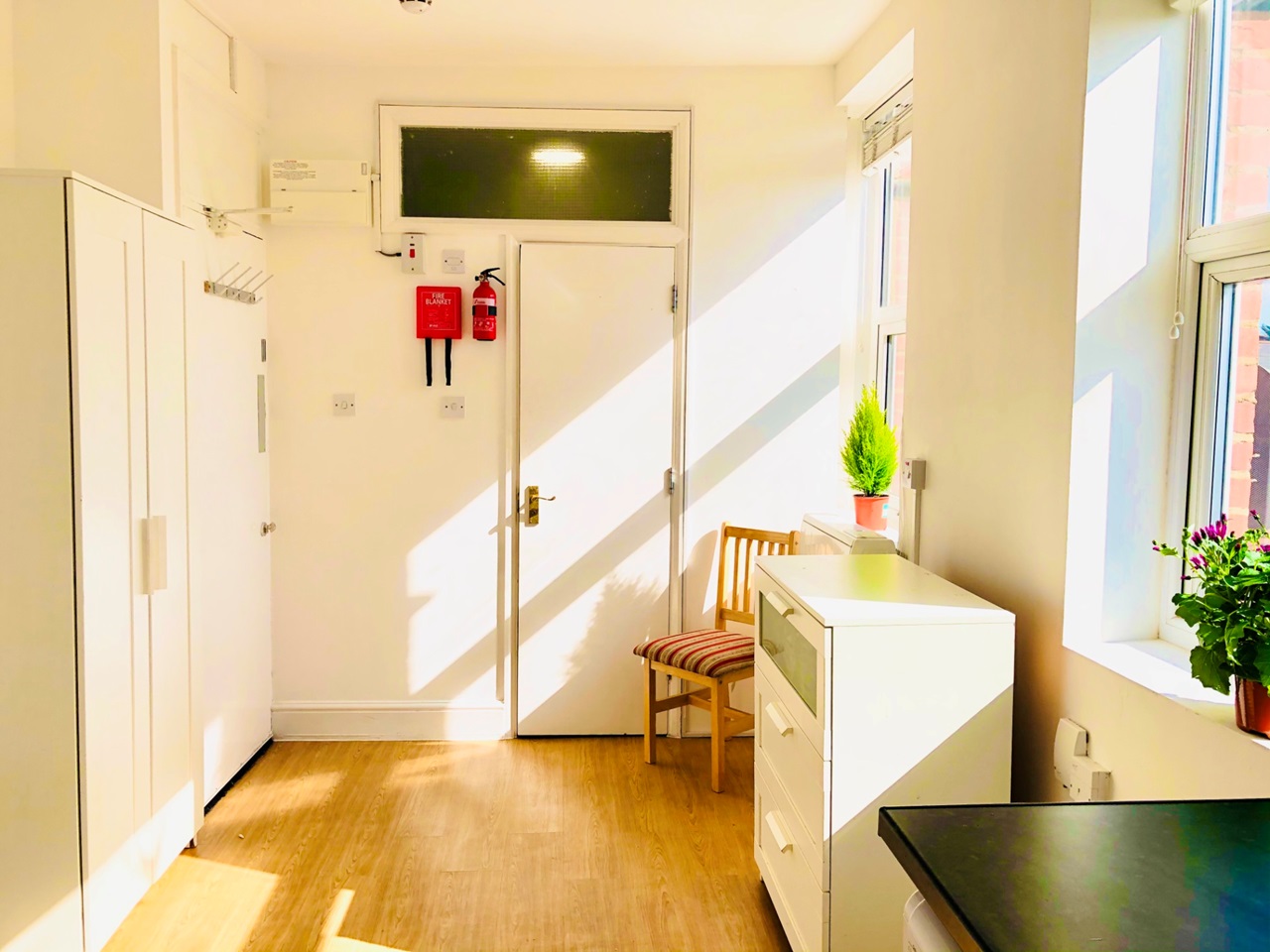 London Studio Flat, Cricklewood Broadway, NW2 To Rent Now for £950.