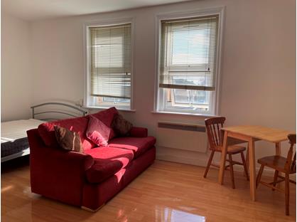 Bedsit, Uxbridge Road, W12