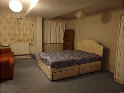 Room in a Shared Flat, Newlyn House, SM1