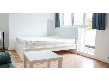 3 Bed Flat, Bethlehem House, E14
