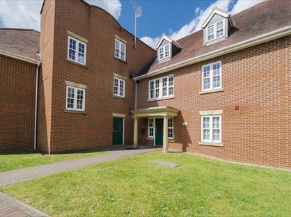 2 Bed Flat, Wheatstone Close, SL3