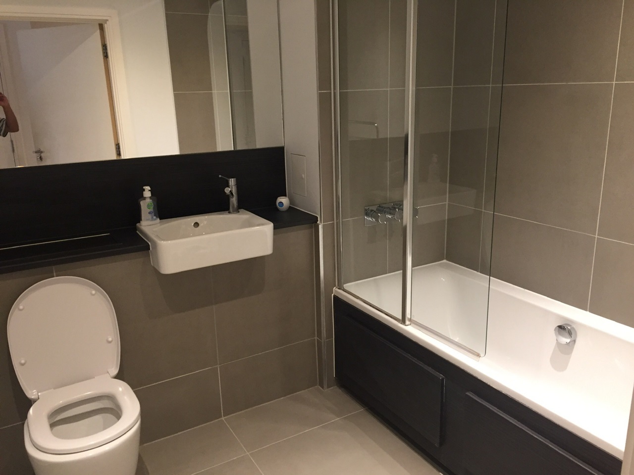 London 2 Bed Flat, Knaresborough Drive, SW18 To Rent Now for £2,600