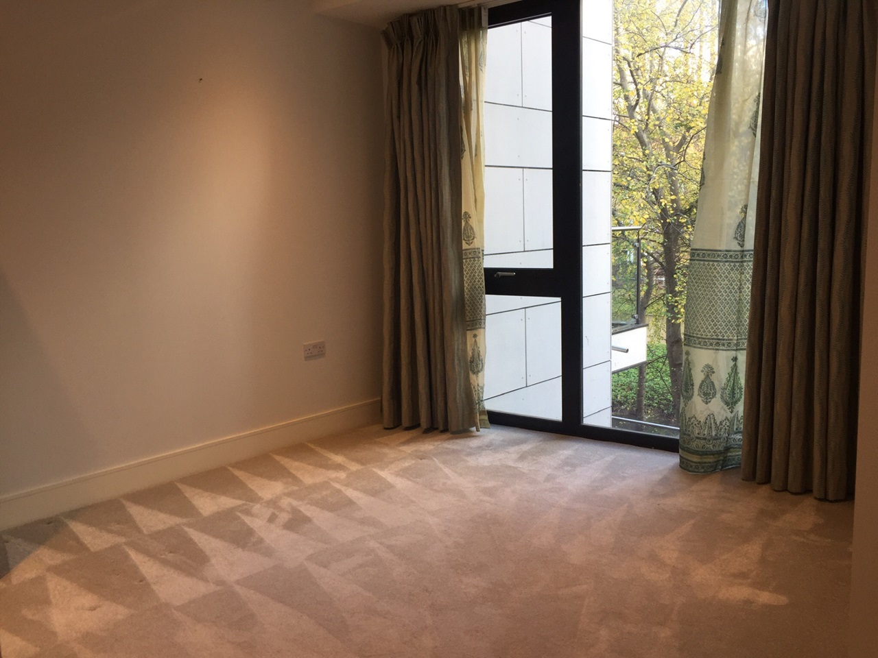 London 2 Bed Flat, Knaresborough Drive, SW18 To Rent Now for £2,600
