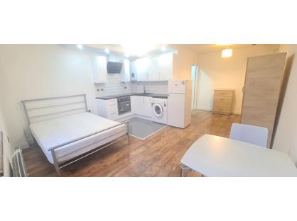Studio Flat, London Road, RH1