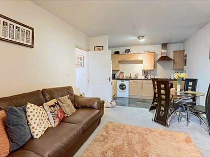 2 Bed Flat, Bridgewater Close, WA6