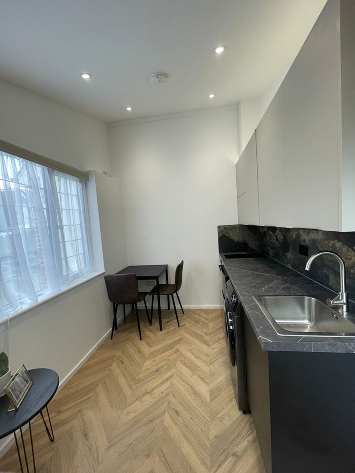 Edgware Studio Flat, Warwick Avenue, HA8 To Rent Now for £850.00 p/m