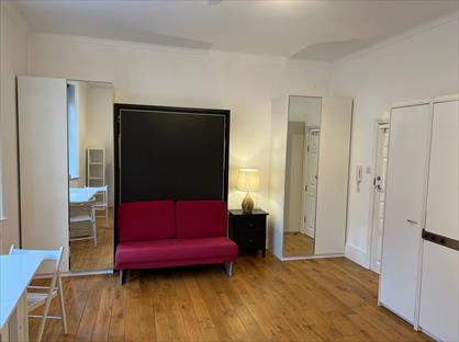 Studio Flat, St John's Wood High Street, NW8