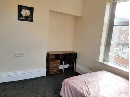 Room in a Shared House, Yew Street, M7