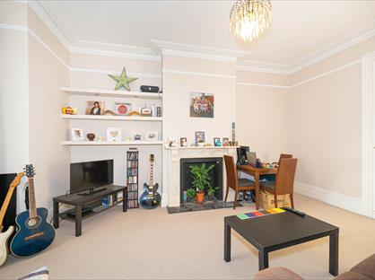 1 Bed Flat, Dingwall Road, SW18