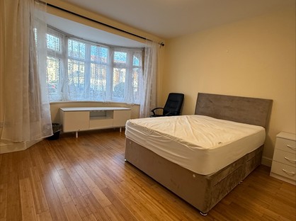 6 Bed Semi-Detached House, Greenford Road, UB6