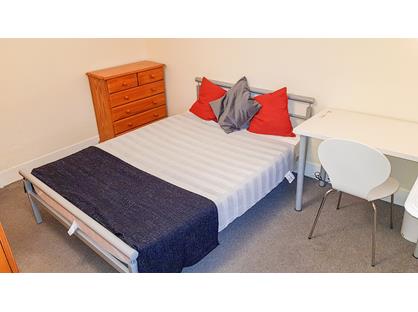 Room in a Shared House, London Road, RH1