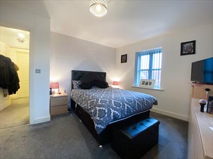 2 Bed Flat, Holly Farm Court, WA8