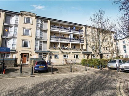 3 Bed Flat, Riverside Gardens, BA1