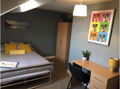 Room in a Shared House, Happy Land North, WR2