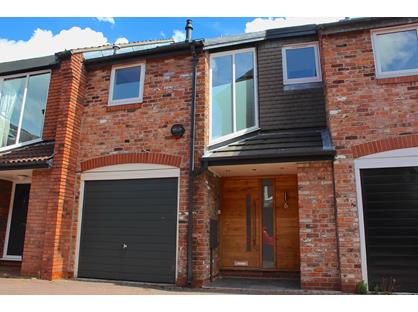 3 Bed Terraced House, Gatcombe Mews, SK9