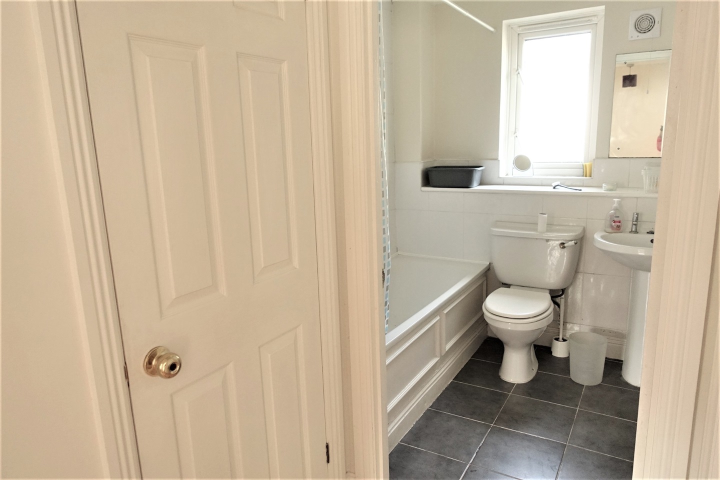 2 Bed Flat, Acacia Close, SE8 photo 4